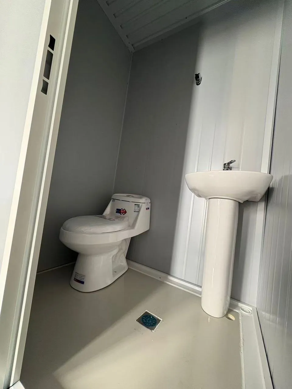 Baño compacto con inodoro y lavamanos